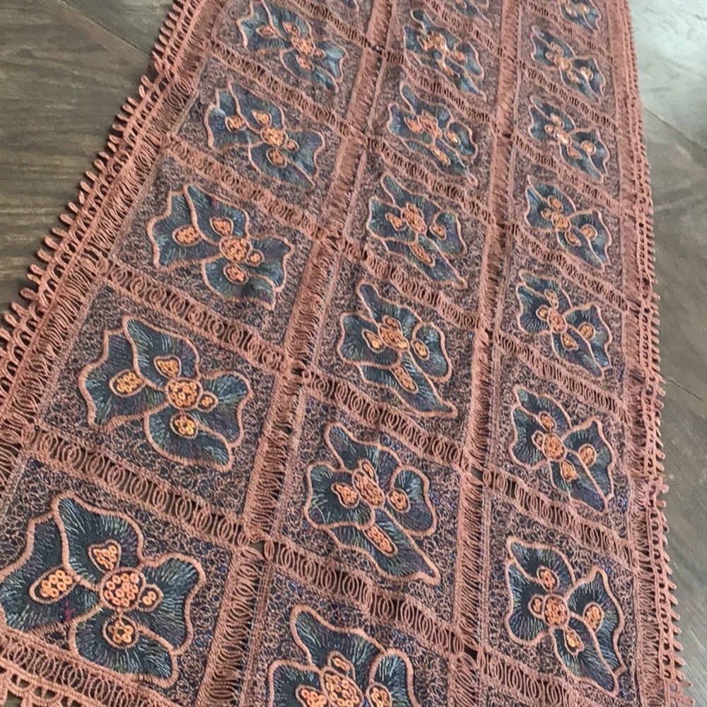 Beautiful table runner - Picture 5 of 14